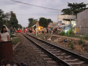 Người đàn ông bị tàu kéo lê 40 mét vì cố băng qua đường sắt