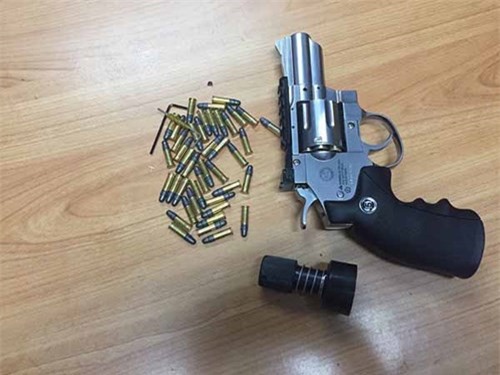 Bắt giữ một “đầu nậu” buôn súng đạn qua đường hàng không