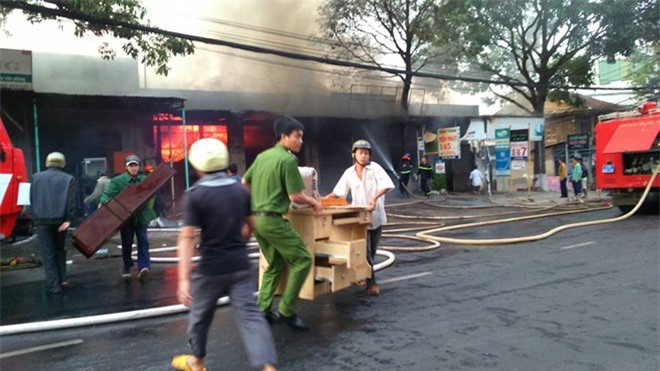 Cháy lớn tại cửa hàng đồ gỗ, cụ ông 85 tuổi may mắn thoát chết