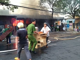Cháy lớn tại cửa hàng đồ gỗ, cụ ông 85 tuổi may mắn thoát chết