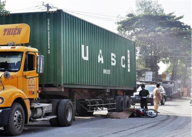 Chồng khóc ngất bên thi thể vợ bị xe đầu kéo cán chết thảm