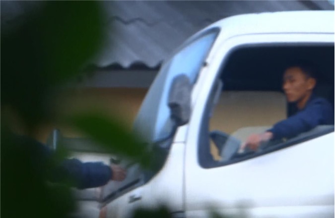 Nhân viên tuần cầu "thu phế", tiếp tay cho xe quá tải qua cầu tạm Ba Sinh?