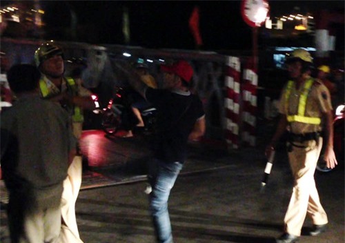 Phê ma tuý, nhảy lên xe công vụ rút dao thách thức cảnh sát