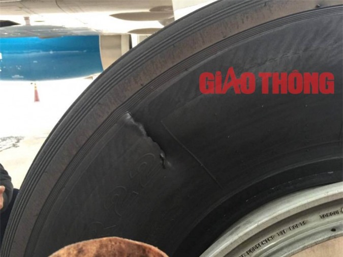 Phi cơ Vietnam Airlines bị rách lốp giữa trời