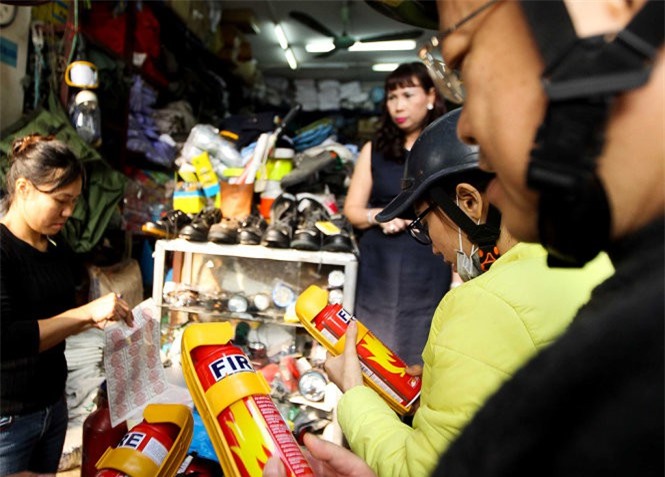 Bình chữa cháy ô tô lên cơn "sốt"