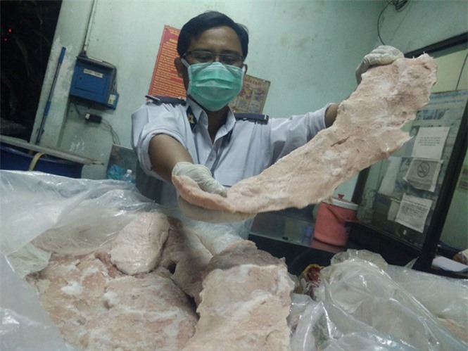 Bắt quả tang xe chở 1,2 tấn vú heo thối "tuồn" vào TP.HCM