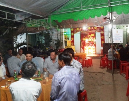 Hai con đau đớn vì bố đâm mẹ rồi thắt cổ tự sát