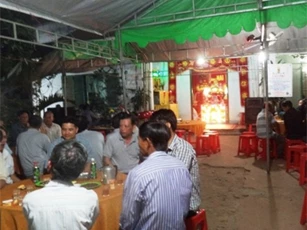 Hai con đau đớn vì bố đâm mẹ rồi thắt cổ tự sát