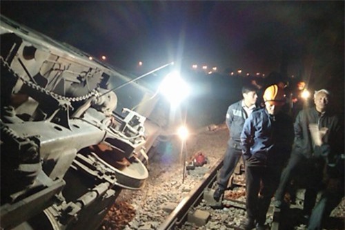 Tàu hỏa húc container văng xa chục mét, 2 tài xế bị thương