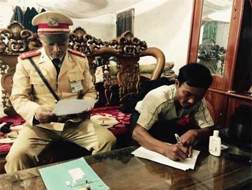 Thanh Hóa: Bắt kẻ tàng trữ ma túy phóng như "bay" trên đường