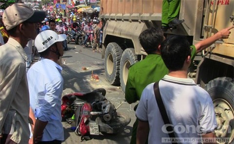 Xót xa đôi vợ chồng chết thảm dưới gầm xe ben