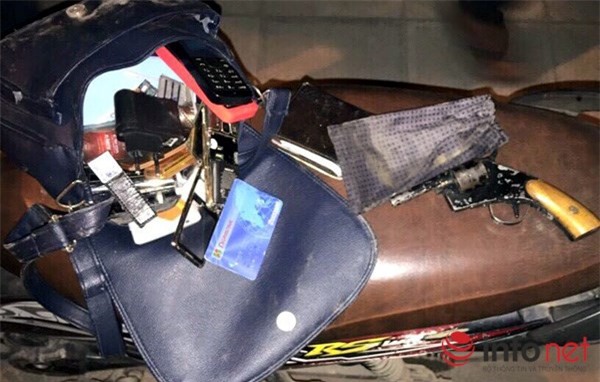 2 nam thanh niên liều lĩnh mang súng tự chế đi dạo phố Hà Nội