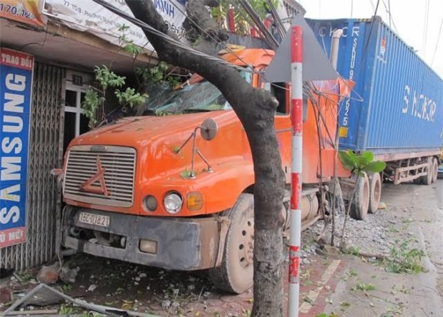 Ninh Bình: Container mất lái lao vào nhà dân khiến 1 người tử vong