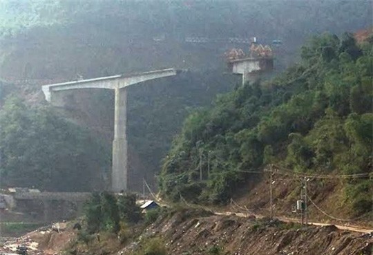 Sập giàn giáo thi công cầu, 4 người tử nạn trong đống đổ nát