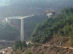 Sập giàn giáo thi công cầu, 4 người tử nạn trong đống đổ nát
