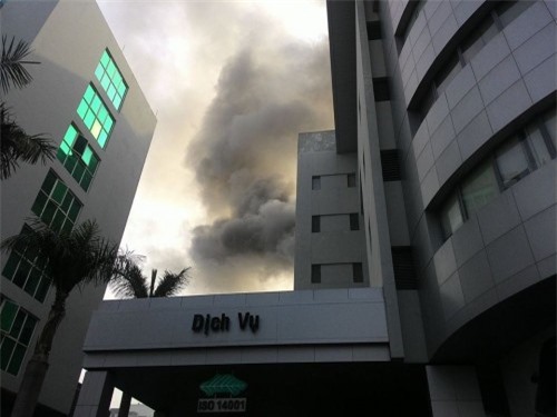 Tòa nhà Toyota Mỹ Đình bốc cháy ngùn ngụt, có người kẹt thang máy