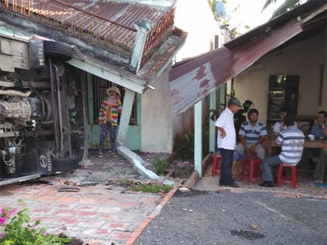 Xe ô tô đi ăn hỏi tông chết 1 người rồi lật nhào, 29 người bị thương