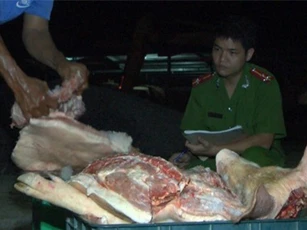 Bắt quả tang xe khách chở 400kg thịt heo thối