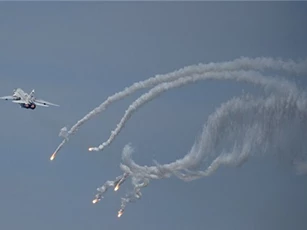 Chiến đấu cơ 'lạ' bất ngờ xuất hiện trên bầu trời Libya không kích IS