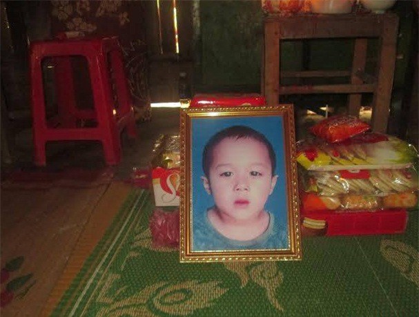 Xót xa bé trai 4 tuổi bị nước cuốn tử vong trên sông 