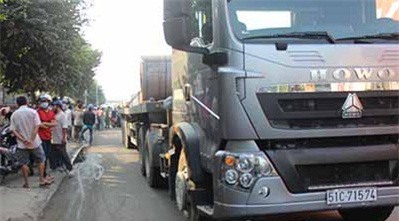 Bàng hoàng container "hổ vồ" cán chết cô gái trên đường