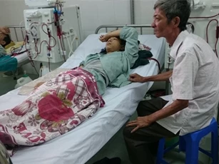 Chàng trai trẻ ngày đi cắt tóc, tối "chạy thận"