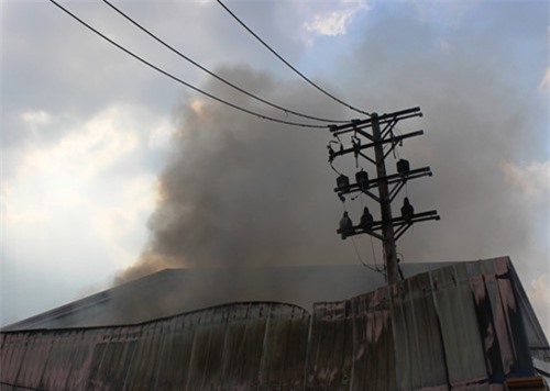 Cháy lớn tại cơ sở thực phẩm, hàng chục công nhân tháo chạy