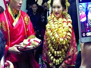 Sốc: Cô dâu trĩu cổ vì đeo vàng trong đám cưới