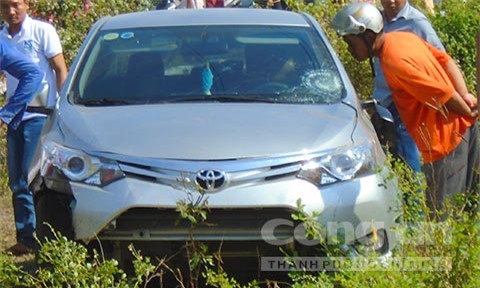 Va chạm với xe máy, xế hộp "bay" xuống ruộng nằm