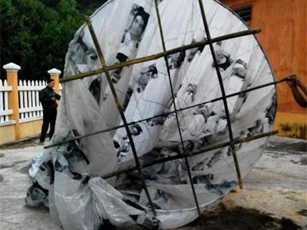 Xôn xao "quả cầu" lạ bất ngờ rơi xuống nhà dân