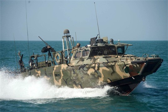 Iran bắt giữ hai tàu hải quân Mỹ