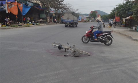 Xe khách tông xe đạp, nạn nhân văng xa 5m nguy kịch