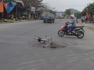 Xe khách tông xe đạp, nạn nhân văng xa 5m nguy kịch