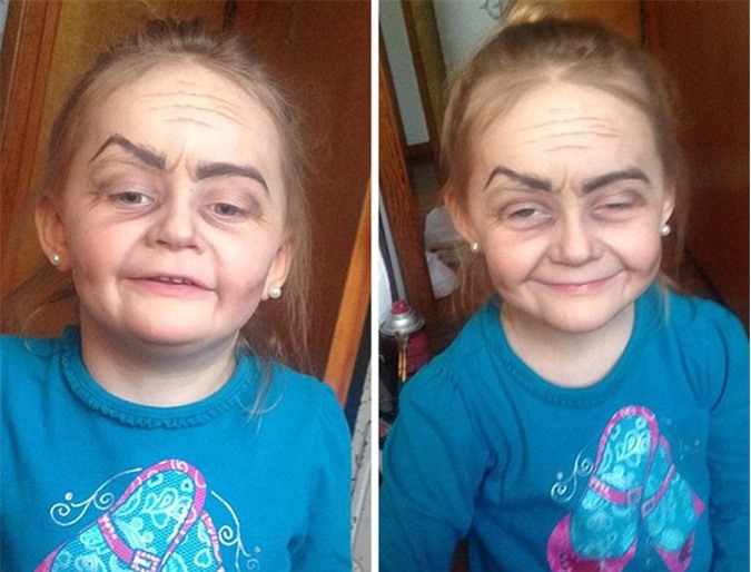 Hài hước bé gái 3 tuổi hóa trang thành bà lão