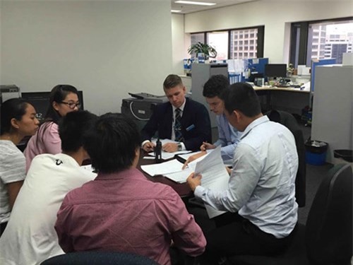 Úc bắt nghi phạm lừa bán vé máy bay cho Du học sinh Việt 