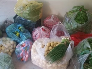 Hà Nội: Phát hiện rau "bẩn" tuồn vào trường mầm non