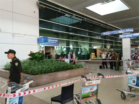 Hốt hoảng du khách rơi từ tầng 2 sân bay chấn thương 