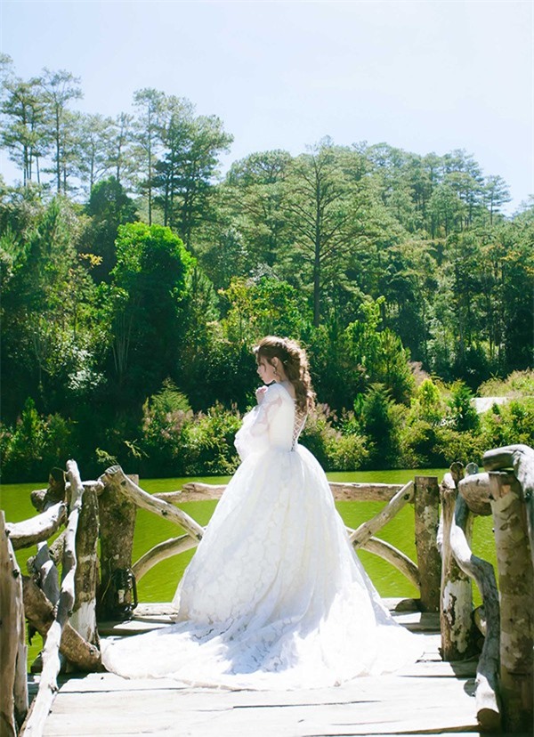 Mỹ Tâm đẹp tựa "thiên thần" trong váy ren trắng cúp ngực