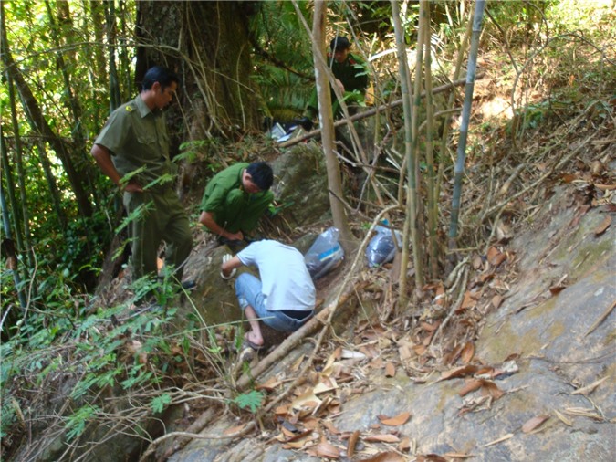 Rùng mình phát hiện bộ xương người nằm ngay bờ suối
