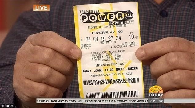 Cặp vợ chồng đầu tiên trúng giải độc đắc xổ số Powerball nhận thưởng