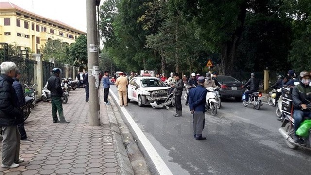 Hà Nội: Xe taxi đâm nhau gây tai nạn liên hoàn, 2 phụ nữ nguy kịch