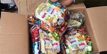 Hà Nội: Bắt xe tải chở rượu ngoại, bánh kẹo không rõ nguồn gốc