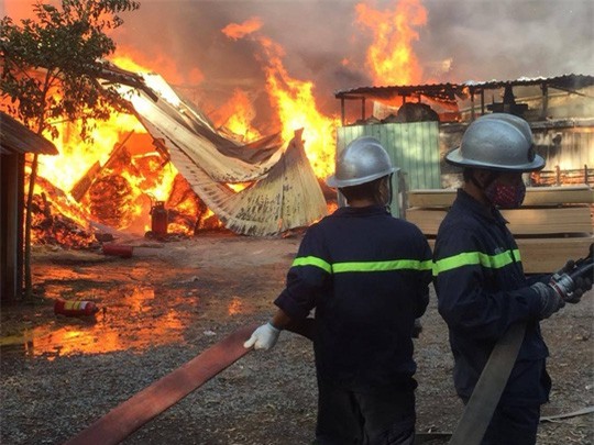 Lửa cháy ngùn ngụt tại xưởng gỗ thiêu rụi hàng nghìn m2 nhà xưởng