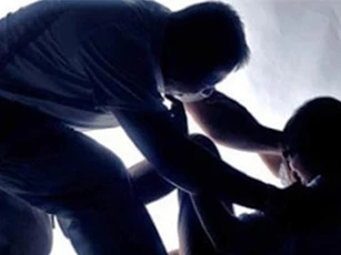 Người chồng ra tay đoạt mạng vợ giữa sân tòa án