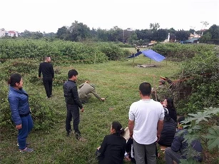 Phát hiện thi thể người đàn ông cháy đen giữa cánh đồng