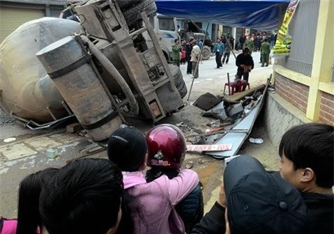 Bàng hoàng 2 người tử vong vì bị xe bồn bê tông đè chết