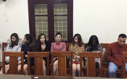 Công an phục kích quán bar phố cổ, dân chơi "phê thuốc" chạy tán loạn