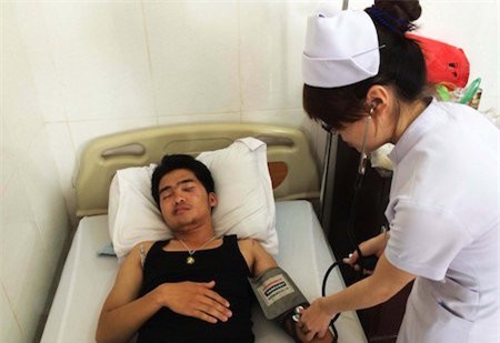 Đến "giải vây" cho con, cả gia đình bị nhóm côn đồ đánh trọng thương