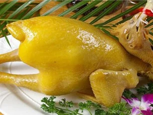 Mẹo nhỏ giúp gà luộc vàng óng trong ngày Tết
