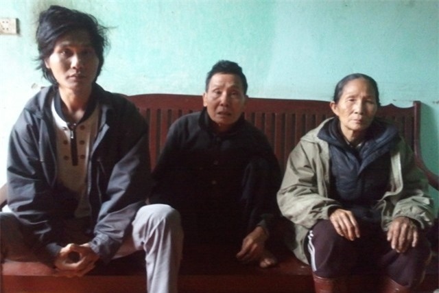 Người đàn bà gánh gạch nuôi chồng tàn tật, con tâm thần